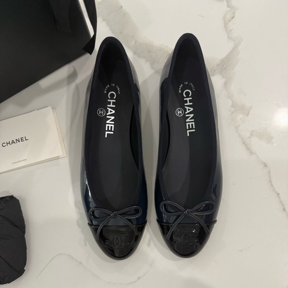 NWT Chanel ballerina - Navy and black patent calfskin, size 37 (US7) - Picture 1 of 8